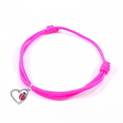 Bracelet cordon tressé rose fluo avec coccinelle posée sur cœur en argent et laque.