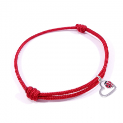 Bracelet cordon tressé rouge avec pendentif coccinelle posée sur cœur en argent et laque.