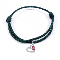 Bracelet cordon tressé vert foncé avec pendentif coccinelle posée sur cœur en argent et laque.