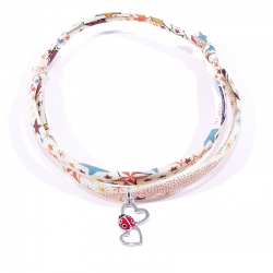 bracelet en tissu liberty motifs multicolores avec pendentif coccinelle posée sur deux cœurs en argent