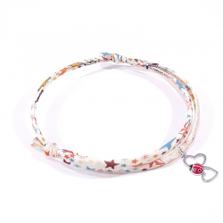 bracelet en tissu liberty motifs multicolores avec pendentif coccinelle posée sur deux cœurs