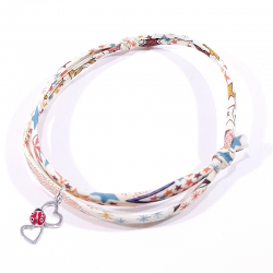 bracelet en tissu liberty motifs multicolores avec coccinelle posée sur deux cœurs en argent