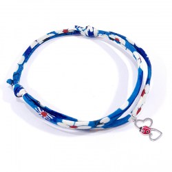 bracelet en tissu liberty bleu avec coccinelle posée sur deux cœurs en argent