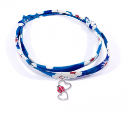 bracelet en tissu liberty bleu avec pendentif coccinelle posée sur deux cœurs en argent