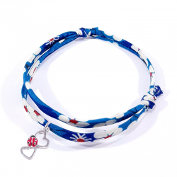 bracelet en tissu liberty bleu avec pendentif coccinelle posée sur deux cœurs