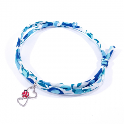 bracelet en tissu liberty bleu clair avec coccinelle posée sur deux cœurs en argent
