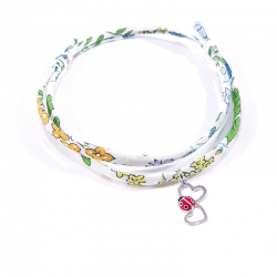 bracelet en tissu liberty fleur de capucine avec pendentif coccinelle posée sur deux cœurs en argent