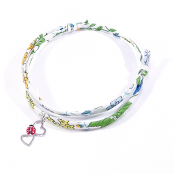 bracelet en tissu liberty avec pendentif coccinelle posée sur deux cœurs en argent