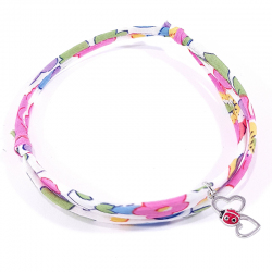 bracelet en tissu liberty fleur de fuchsia avec pendentif coccinelle posée sur deux cœurs en argent