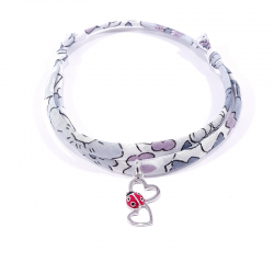 bracelet en tissu liberty gris avec pendentif coccinelle posée sur deux cœurs