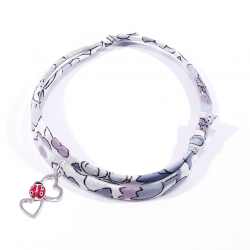 bracelet en tissu liberty gris avec coccinelle posée sur deux cœurs en argent