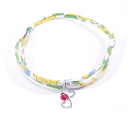 bracelet en tissu liberty fleur mimosa avec pendentif coccinelle posée sur deux cœurs en argent