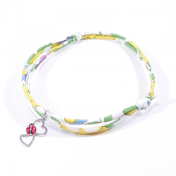 bracelet en tissu liberty fleur mimosa avec pendentif coccinelle posée sur deux cœurs