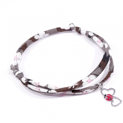 bracelet en tissu liberty marron gris avec pendentif coccinelle posée sur deux cœurs en argent