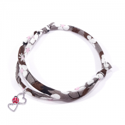 bracelet en tissu liberty marron gris avec coccinelle posée sur deux cœurs en argent