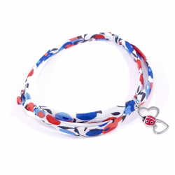 bracelet en tissu liberty tricolore avec pendentif coccinelle posée sur deux cœurs en argent