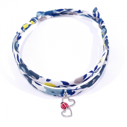 bracelet en tissu liberty mimosa avec pendentif coccinelle posée sur deux cœurs en argent