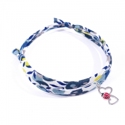 bracelet en tissu liberty tricolore avec pendentif coccinelle posée sur deux cœurs