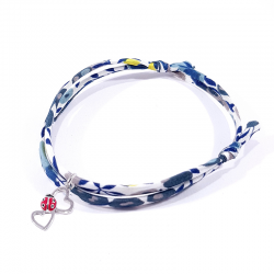 bracelet en tissu liberty tricolore avec coccinelle posée sur deux cœurs en argent