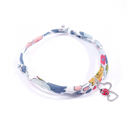 bracelet en tissu liberty fleurs avec pendentif coccinelle posée sur deux cœurs en argent