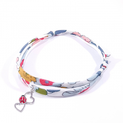 bracelet en tissu liberty fleurs avec coccinelle posée sur deux cœurs en argent