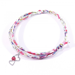 bracelet en tissu liberty fleurs multicolores avec coccinelle posée sur deux cœurs en argent