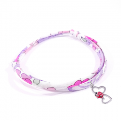 bracelet en tissu liberty rose avec pendentif coccinelle posée sur deux cœurs en argent