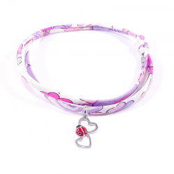 bracelet en tissu liberty rose avec pendentif coccinelle posée sur deux cœurs