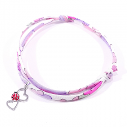 bracelet en tissu liberty rose avec coccinelle posée sur deux cœurs en argent