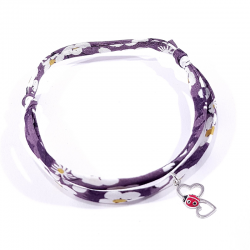 bracelet en tissu liberty violet avec pendentif coccinelle posée sur deux cœurs en argent