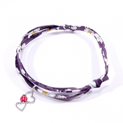 bracelet en tissu liberty violet avec coccinelle posée sur deux cœurs en argent