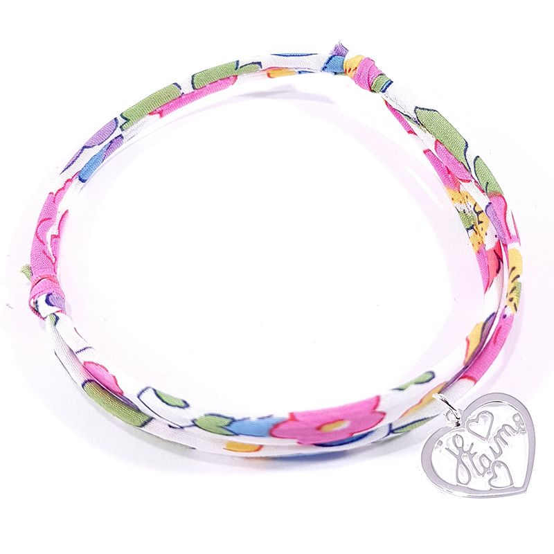 Bracelet en tissu liberty motifs fleuris roses et pendentif cœur ajouré en argent massif avec inscription "Je t'aime".