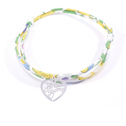 Bracelet en tissu liberty motifs fleuris jaune mimosa et pendentif cœur ajouré avec inscription "Je t'aime".