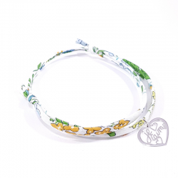 Bracelet en tissu liberty motifs fleurs de capucine et pendentif cœur ajouré en argent massif avec inscription "Je t'aime".