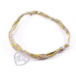 Bracelet en tissu liberty ton vert jaune de capucine et pendentif cœur ajouré avec inscription "Je t'aime".