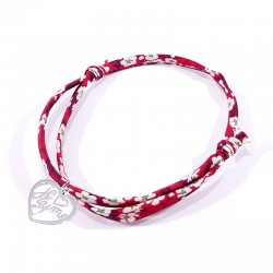 Bracelet en tissu liberty rouge fraise des bois et pendentif cœur ajouré avec inscription "Je t'aime".