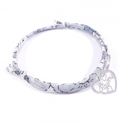 Bracelet en tissu liberty gris et pendentif cœur ajouré en argent massif avec inscription "Je t'aime".