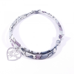 Bracelet en tissu liberty gris et pendentif cœur ajouré avec inscription "Je t'aime".