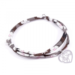 Bracelet en tissu liberty motif fleur marron et pendentif cœur ajouré en argent massif avec inscription "Je t'aime".