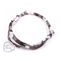 Bracelet en tissu liberty motif fleur marron et pendentif cœur ajouré avec inscription "Je t'aime".