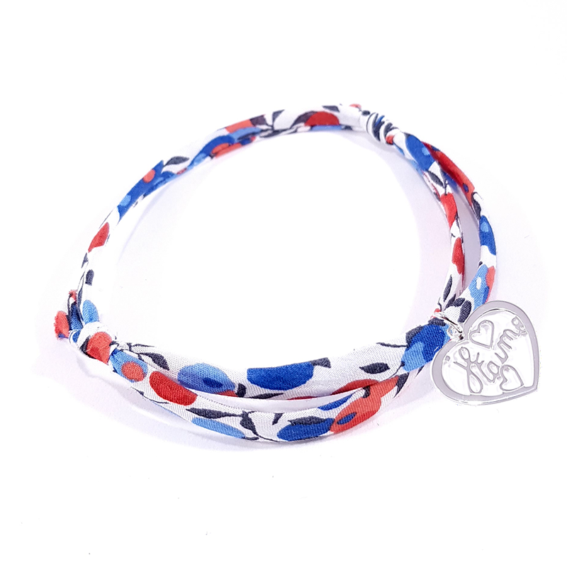 Bracelet en tissu liberty motif bleu blanc rouge et pendentif cœur ajouré en argent massif avec inscription "Je t'aime".