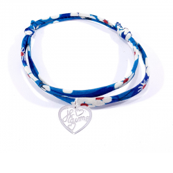 Bracelet en tissu liberty motif fleur bleu outremer et pendentif cœur ajouré en argent massif avec inscription "Je t'aime".