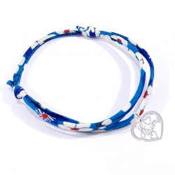 Bracelet en tissu liberty motif fleur bleu outremer et pendentif cœur ajouré avec inscription "Je t'aime".