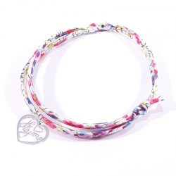 Bracelet en tissu liberty motif fleurs multicolores et pendentif cœur ajouré avec inscription "Je t'aime".