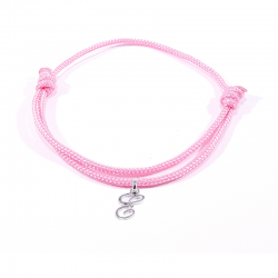 Bracelet cordon rose bonbon avec pendentif lettre initiale E en argent disponible dans de nombreuses couleurs
