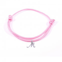 Bracelet cordon rose bonbon avec pendentif lettre initiale M en argent disponible dans de nombreuses couleurs