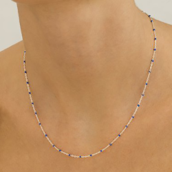 collier argent et petites perles de résine bleue