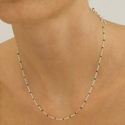 collier argent et petites boules de résine vertes