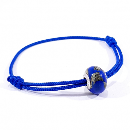 charm murano bleu et motifs argentés sur bracelet cordon bleu